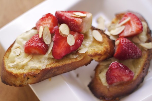 Strawberry Brie Bruschetta with Almonds – Clearly Delicious